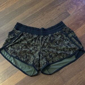 Lululemon Athletica Green Camo Tracker Short 4”